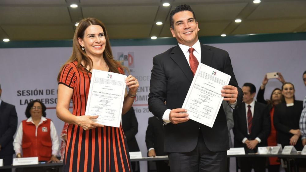 Alejandro Moreno recibe constancia como presidente del PRI