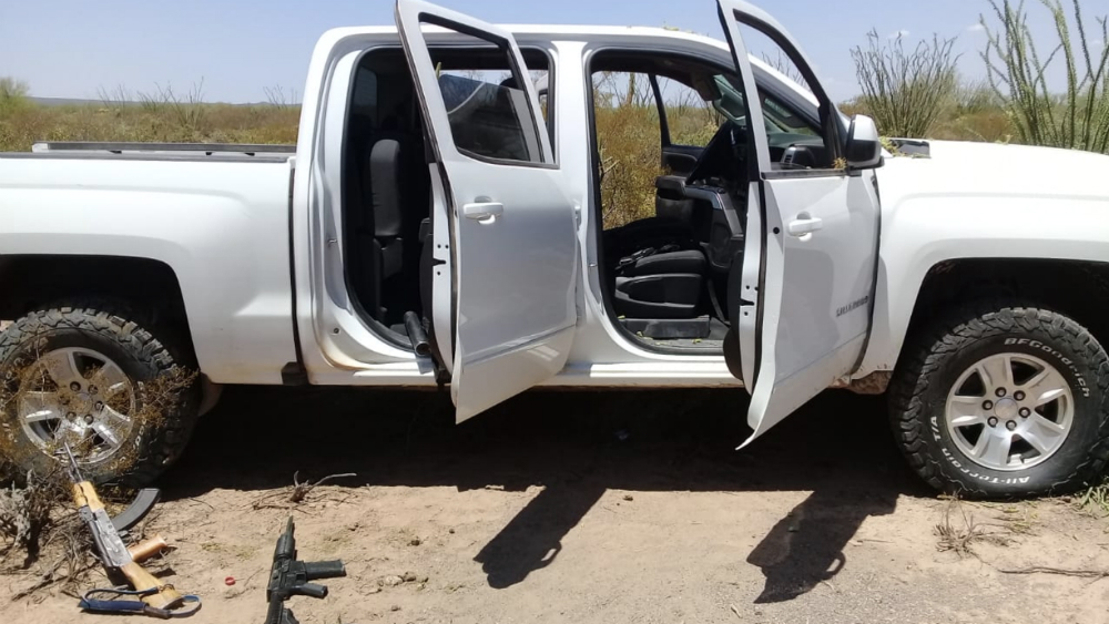 Ejército asegura vehículos y armas en operativo en Sonora