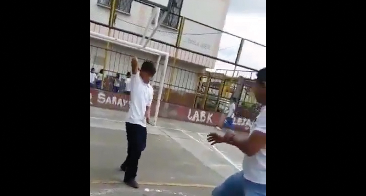 #Video Alumno de 13 años ataca con cuchillo a profesor en Colombia