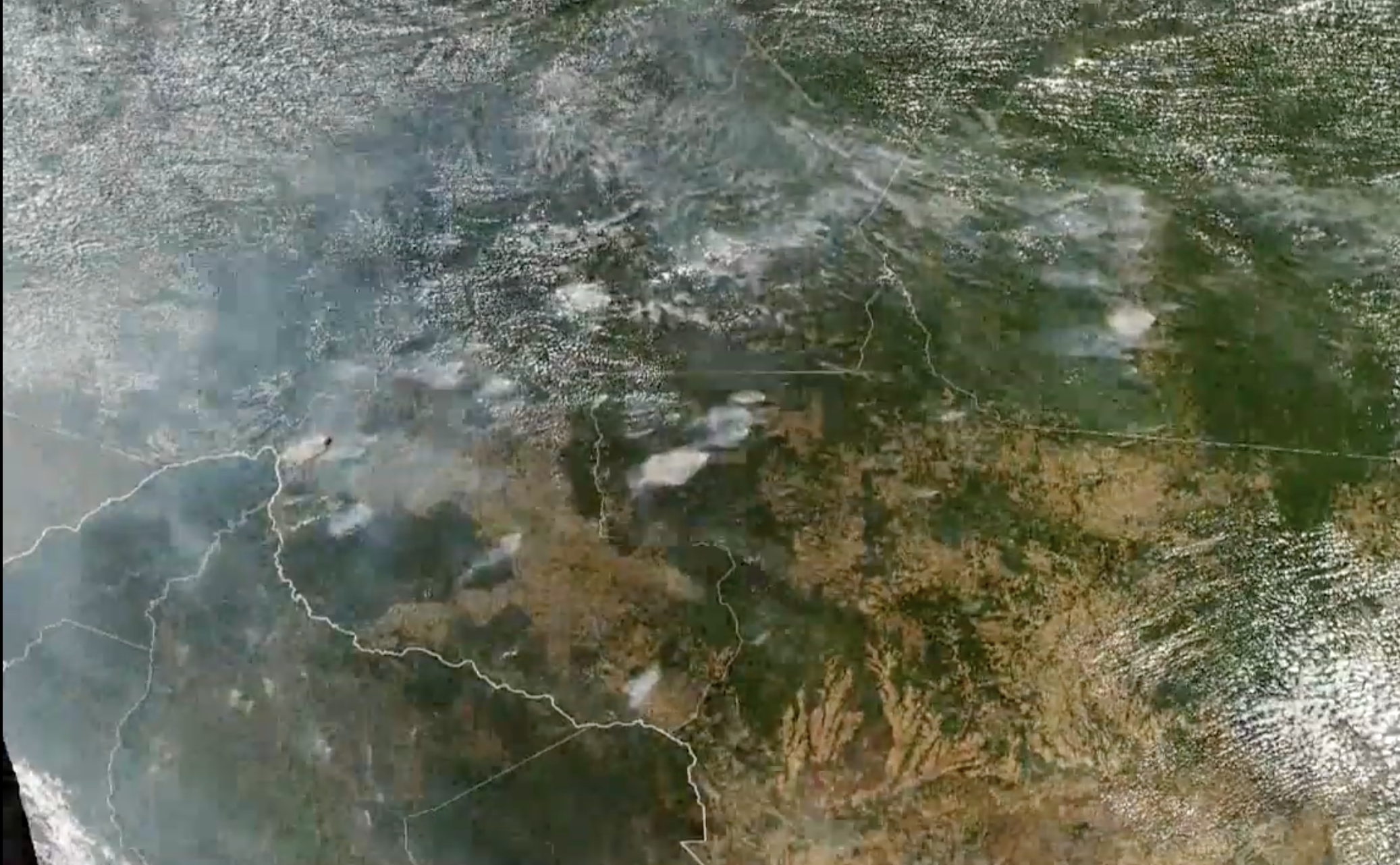 La Amazonía está en llamas y Bolsonaro insinúa que la culpa es de ONGs