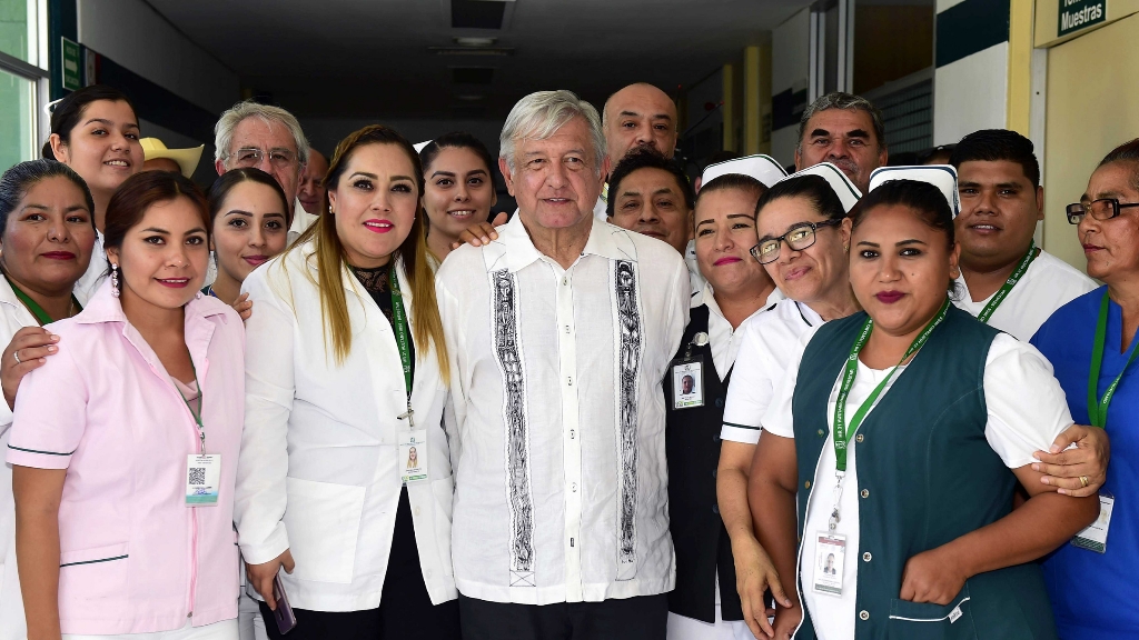 AMLO anuncia convocatoria a médicos para cubrir vacantes en el Seguro Social