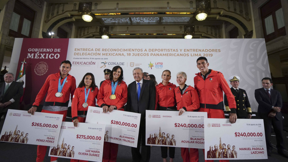 No queremos colgarnos ninguna medalla: AMLO a deportistas de Lima 2019