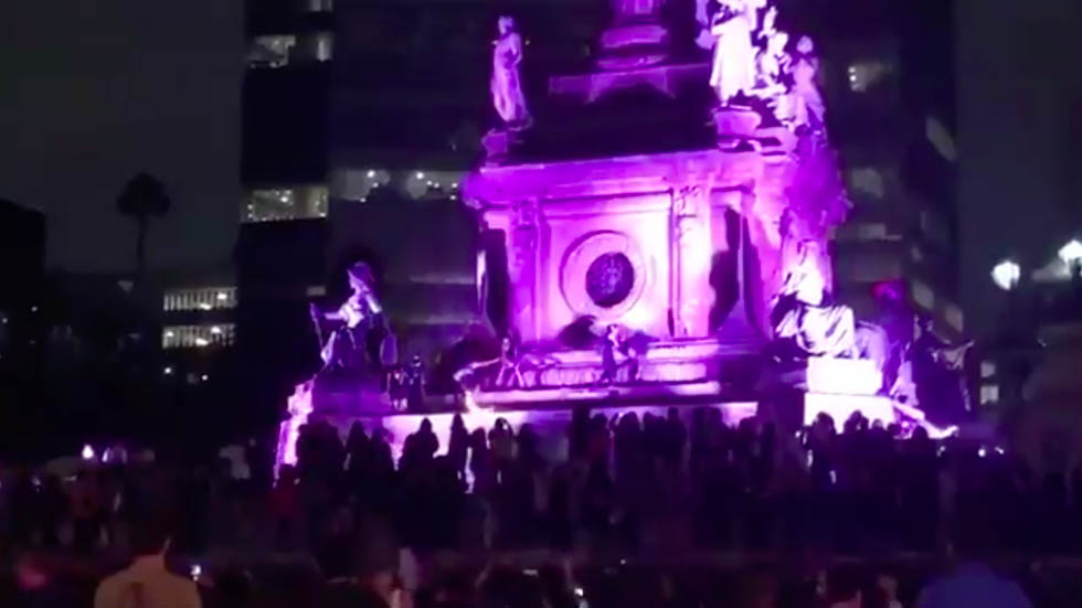 #Video Manifestantes vandalizan el Ángel de la Independencia