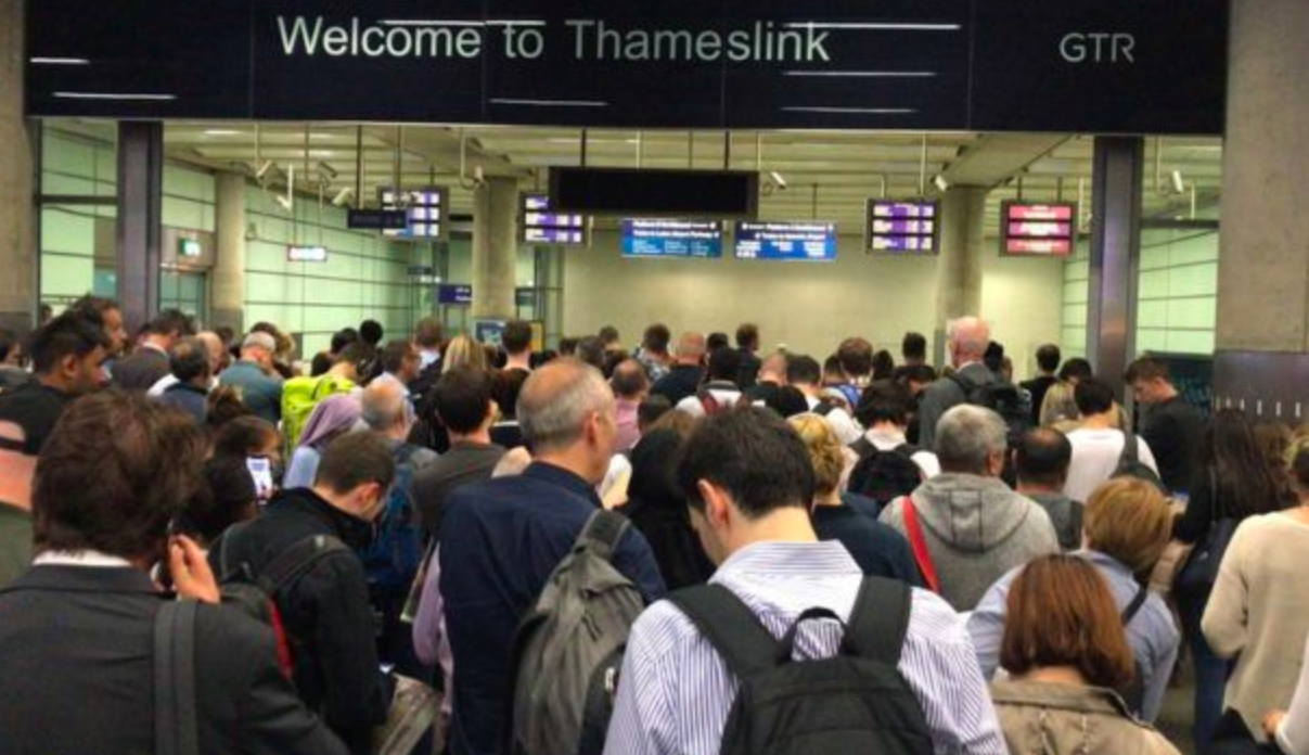 Casi un millón de personas afectadas por apagón masivo en Reino Unido