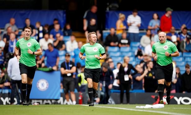 Accidente de auto obliga a cambiar de árbitro en partido de la Premier League
