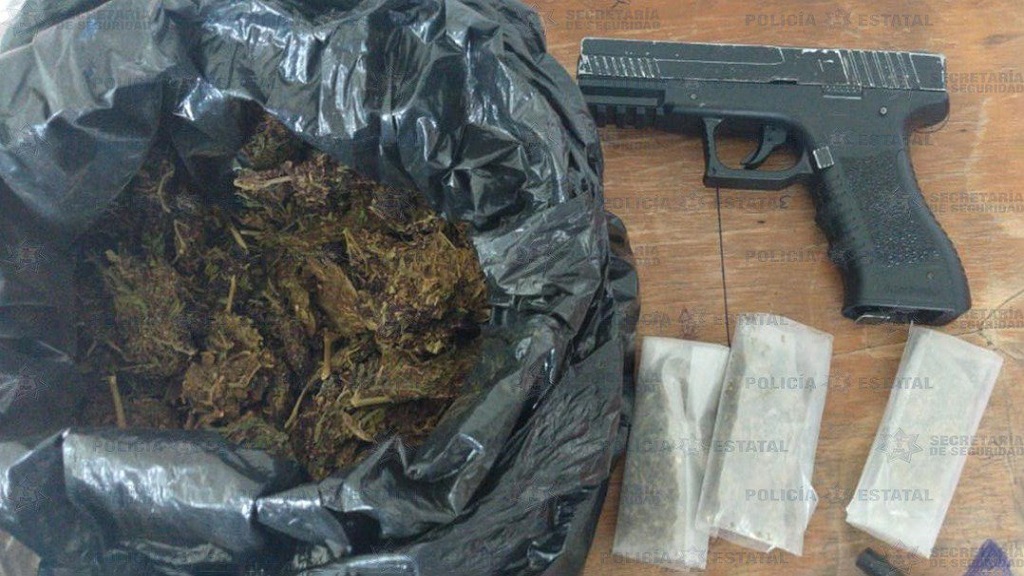 Detienen a presunto extorsionador de transportistas del Estado de México - arma-y-mariguana-decomisadas-a-presunto-extorsionador