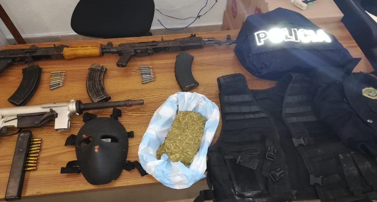 Decomisan AK-47 y subametralladora en inmueble de Ecatepec