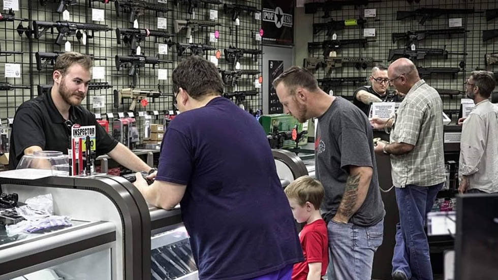 Armería en Arizona desata polémica por publicidad de “regreso a clases”