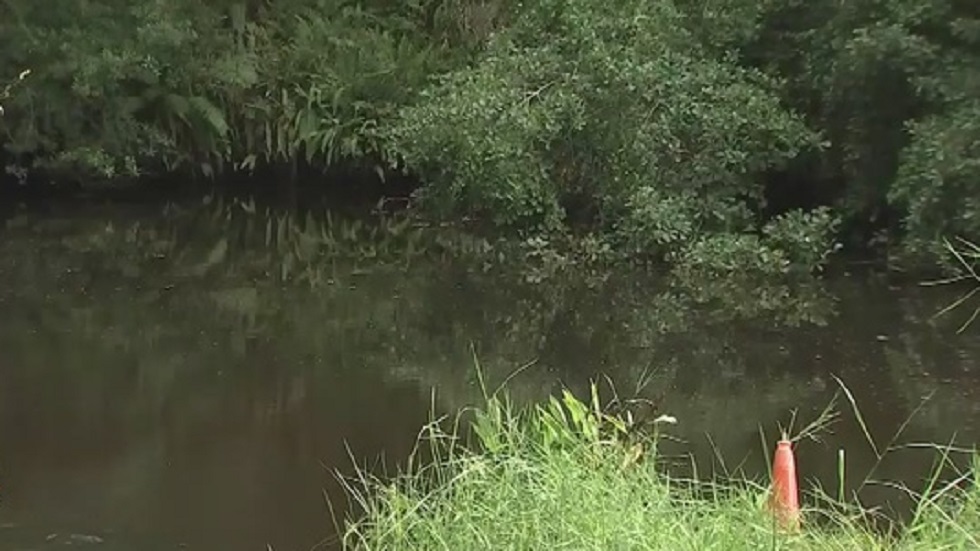 Niño se ahoga al tratar de alcanzar a su madre al otro lado de arroyo