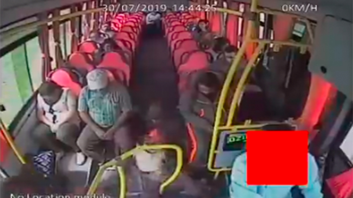 #Video Asaltante golpea a conductor de autobús por hacerlo caer