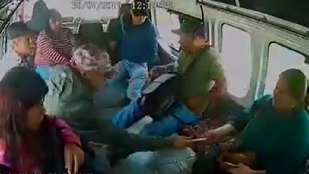 #Video Nuevo asalto a pasajeros de transporte público en Edomex - asaltantes-quitando-celulares-a-pasajeros