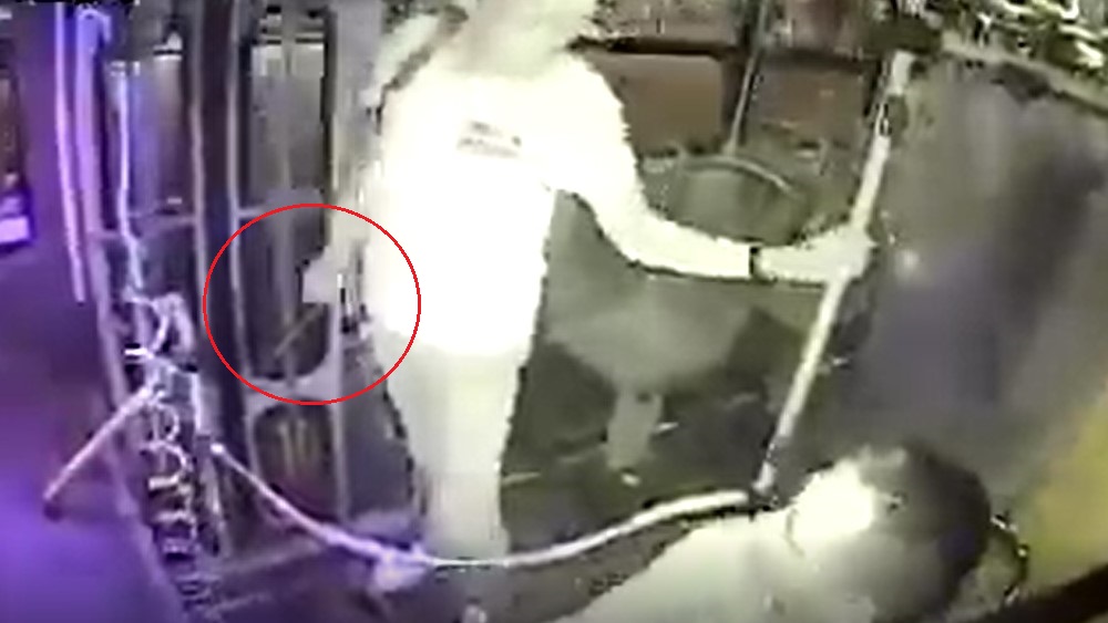 #Video Asaltan a chofer de microbús con machete en Guadalajara