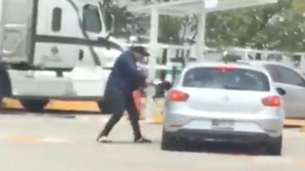 #Video Asaltan a conductor en entrada de centro comercial en Naucalpan