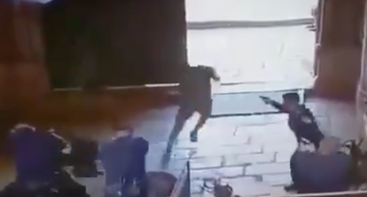 #Video Jóvenes apuñalan a policía y son abatidos en Jerusalén