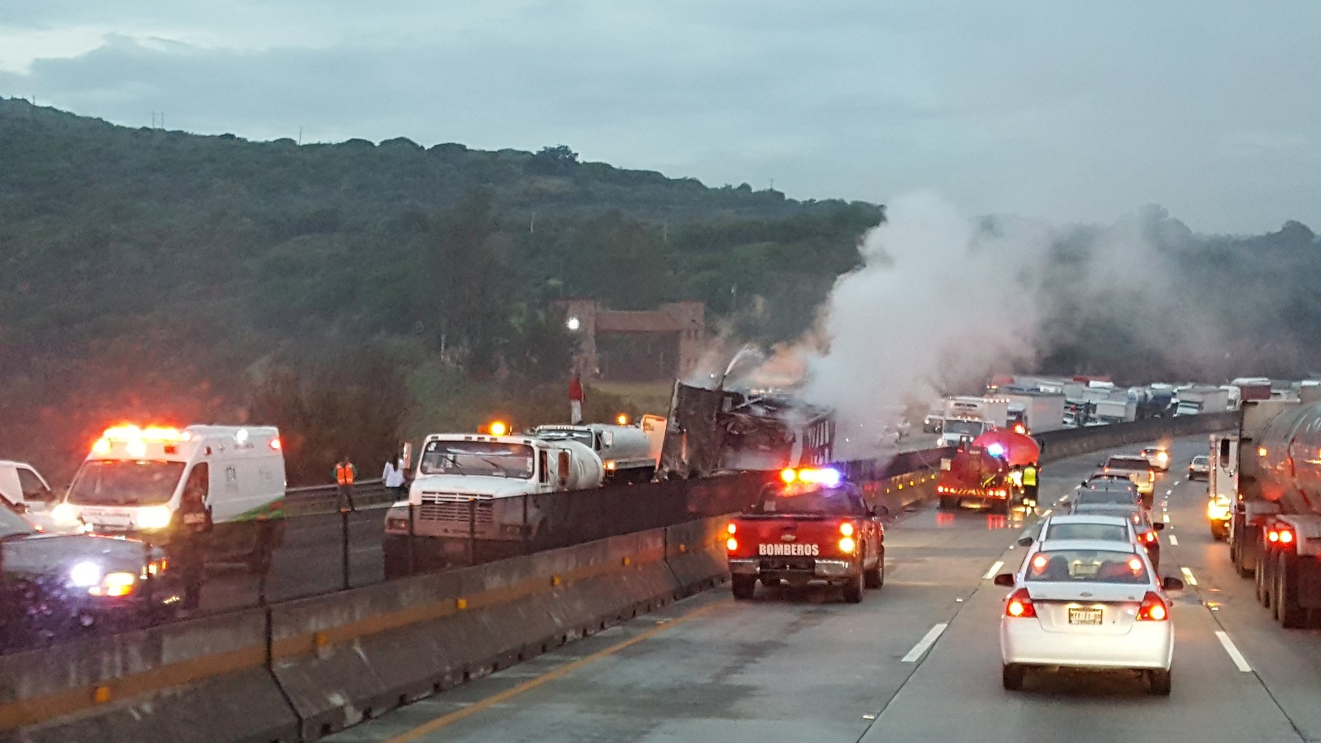 Reabren circulación en la México-Querétaro tras accidente de tráiler