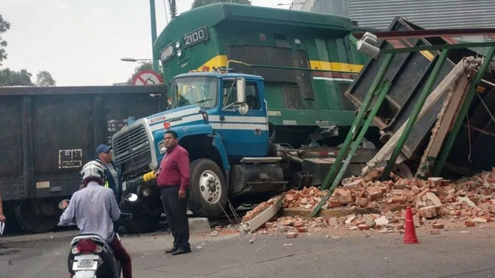 Tren embiste a camión en Azcapotzalco