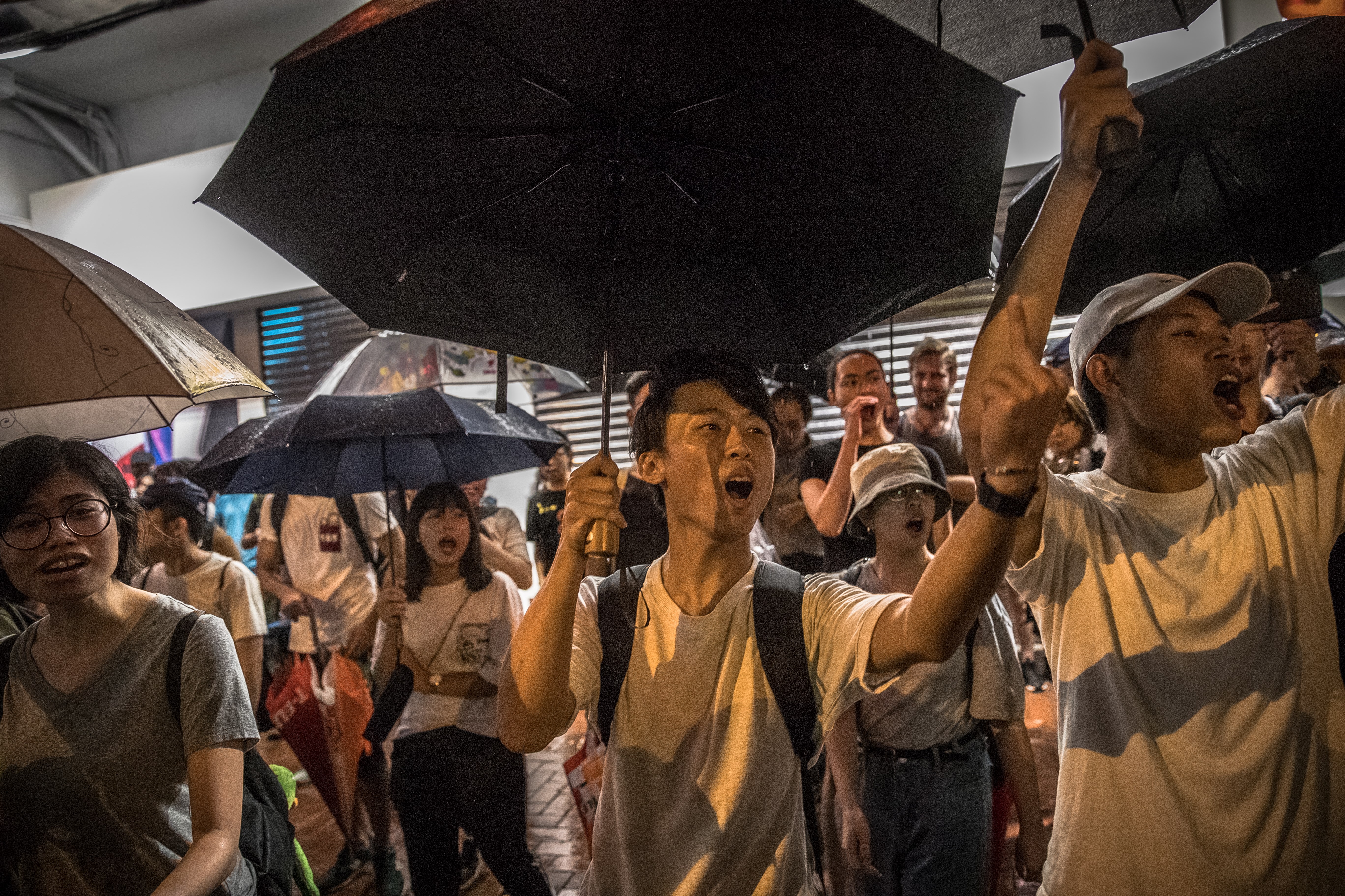 Hong Kong admite que está al borde de una situación “muy peligrosa" - b8f8a5e71c3895f20421fc8568ee851f7bc351a9