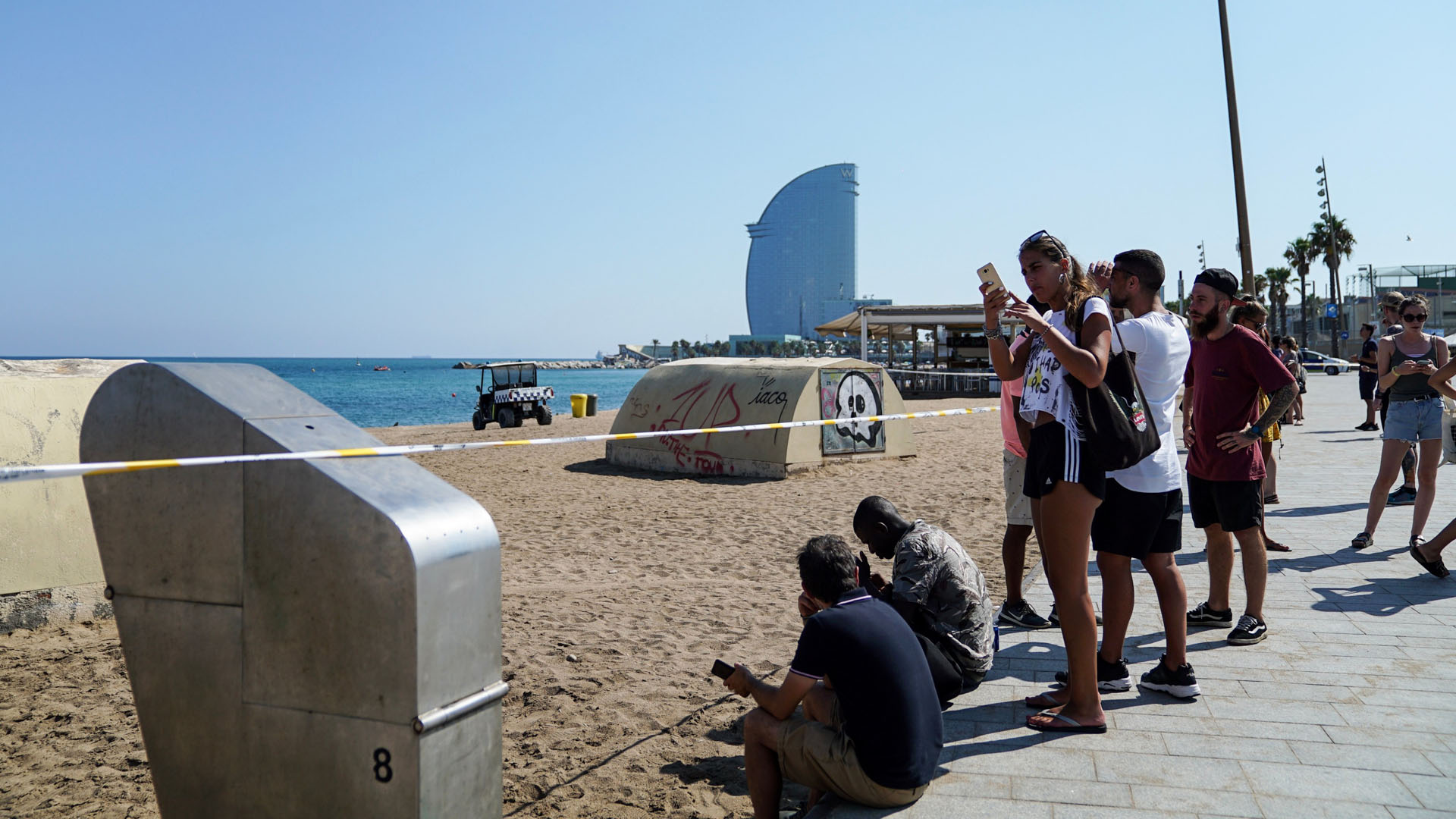 Hallan bomba de la Guerra Civil en playa de Barcelona - banistas-desalojados-de-playa-st-sebastia