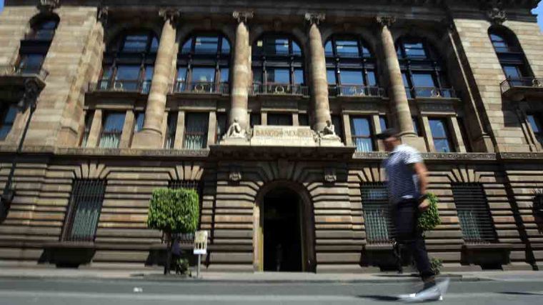 Banxico bajó tasas y el peso aguantó, pero no será suficiente - banxico-fachadajpg-1348255499