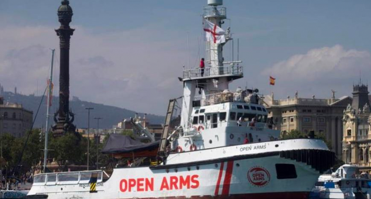 Urge a buque de ONG un puerto seguro para llevar a 121 migrantes