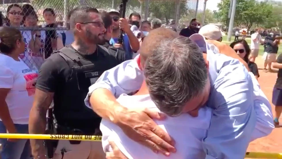 Beto O’Rourke consuela a víctima de tiroteo en El Paso Beto O’Rourke consuela a víctima de tiroteo en El Paso
