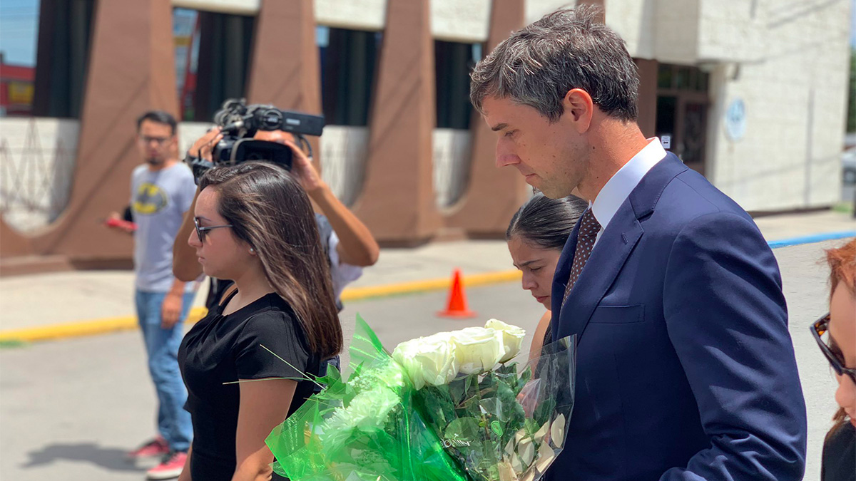 Beto O’Rourke visita Ciudad Juárez para honrar a víctima de tiroteo en El Paso