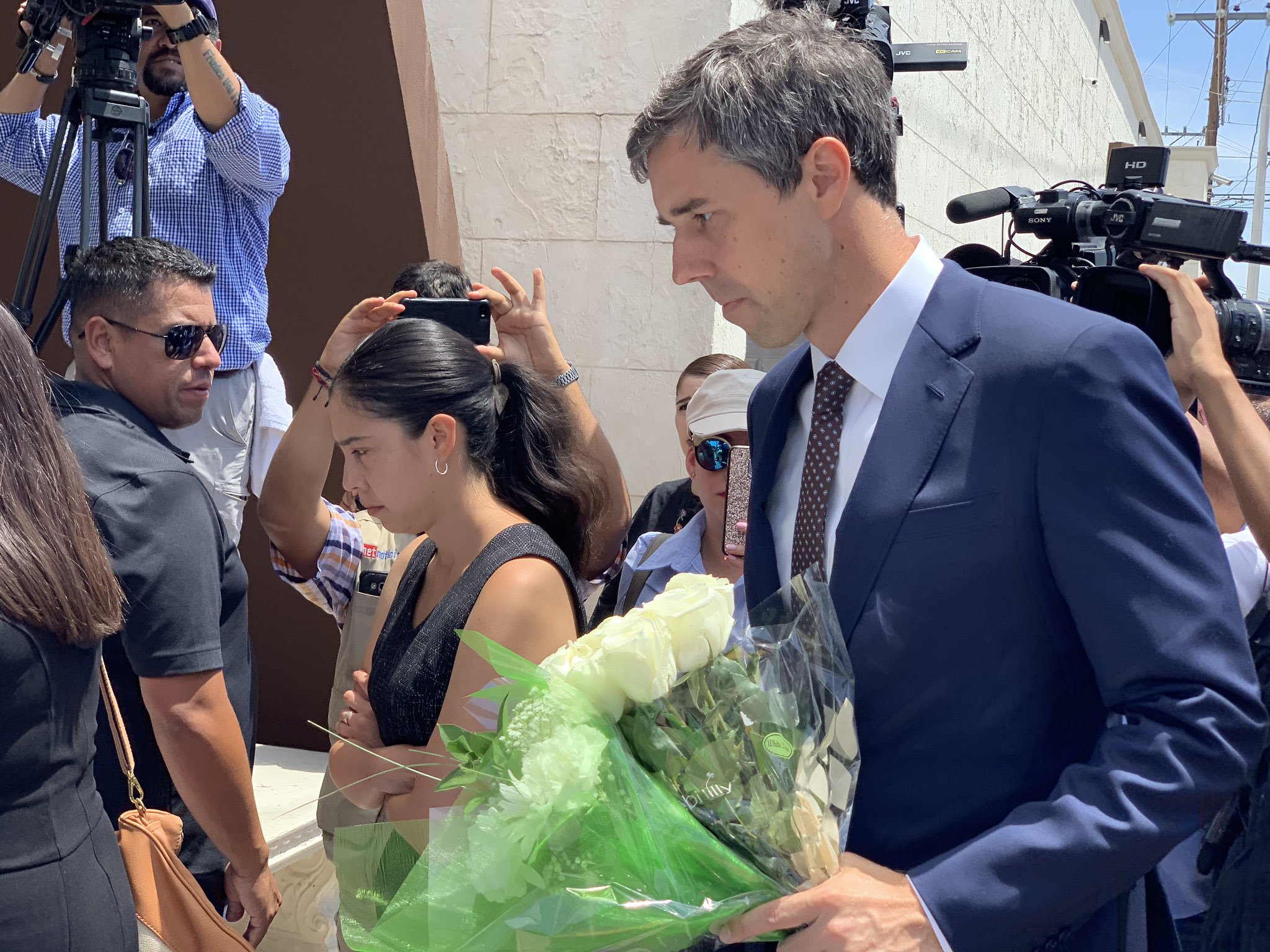 Beto O'Rourke visita Ciudad Juárez para honrar a víctima de tiroteo en El Paso - beto-orourke-funeral-victma-el-paso