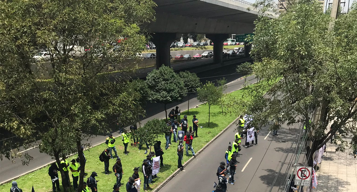 Policías federales bloquean Periférico Sur frente a Torre Pedregal