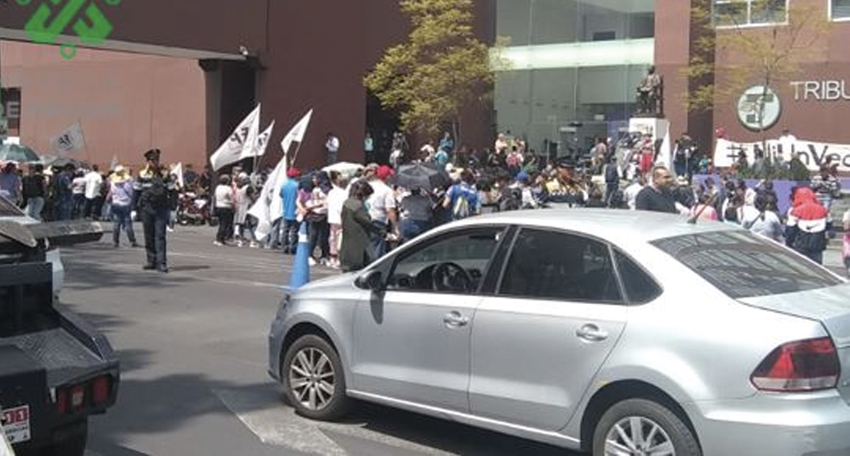 Manifestantes realizan bloqueo frente al Tribunal Superior de Justicia