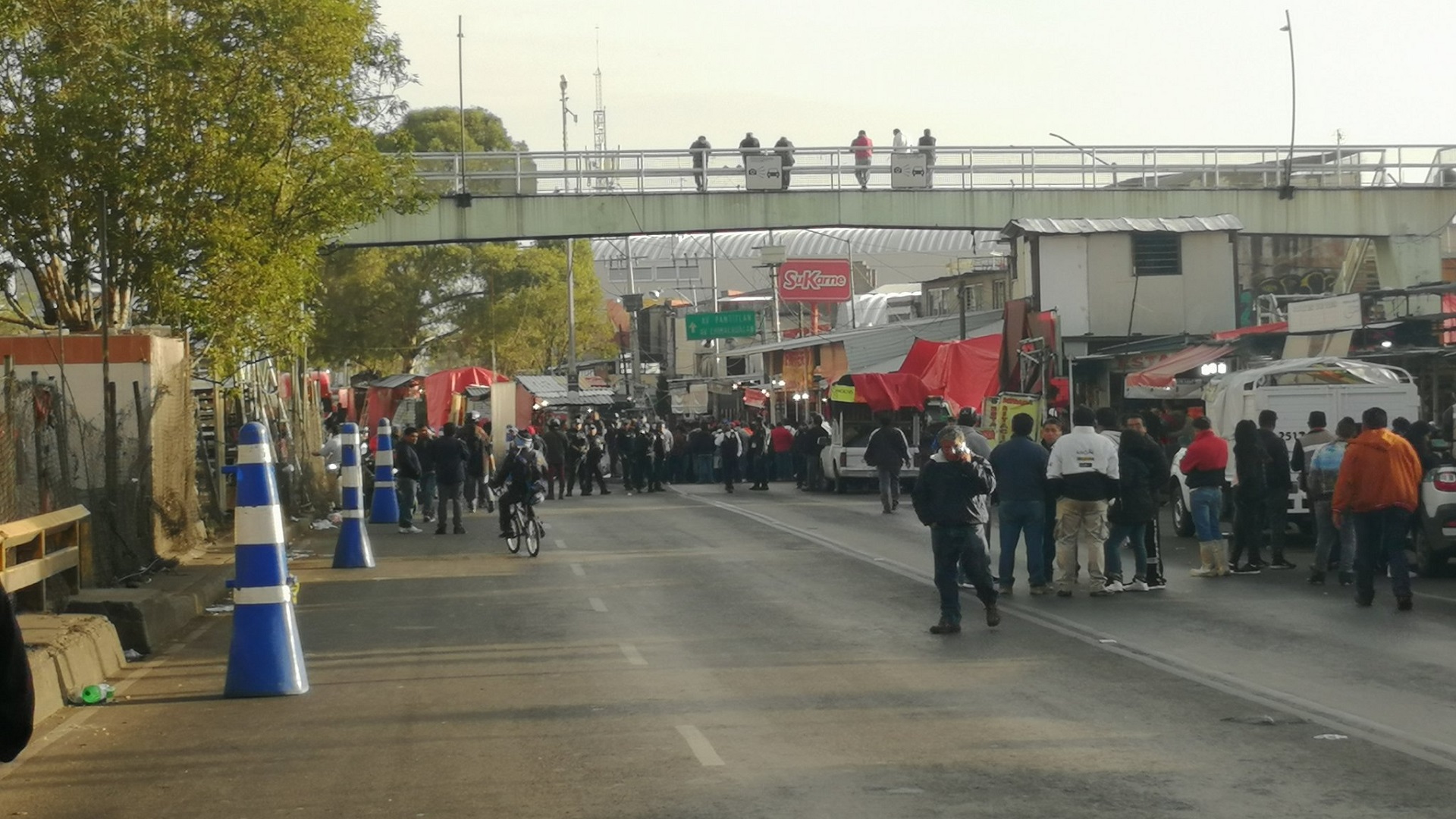Bloquean Anillo Periférico por retiro de ambulantes