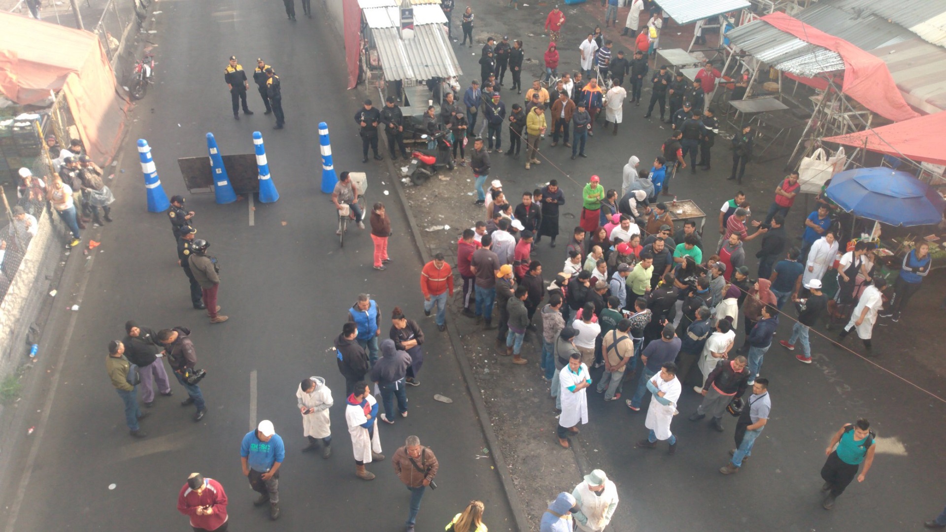 Bloquean Anillo Periférico por retiro de ambulantes - bloqueo-de-comerciantes
