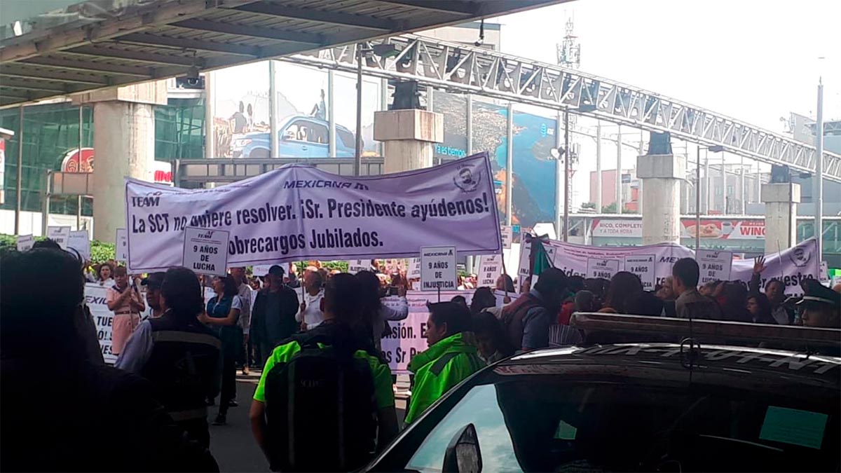 Retiran bloqueo al exterior de la Terminal 1 del AICM