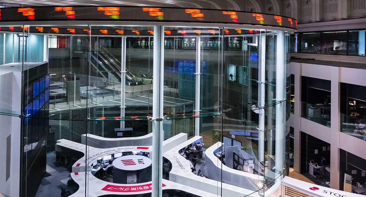 Bolsa de Tokio se desploma a mínimos de seis meses