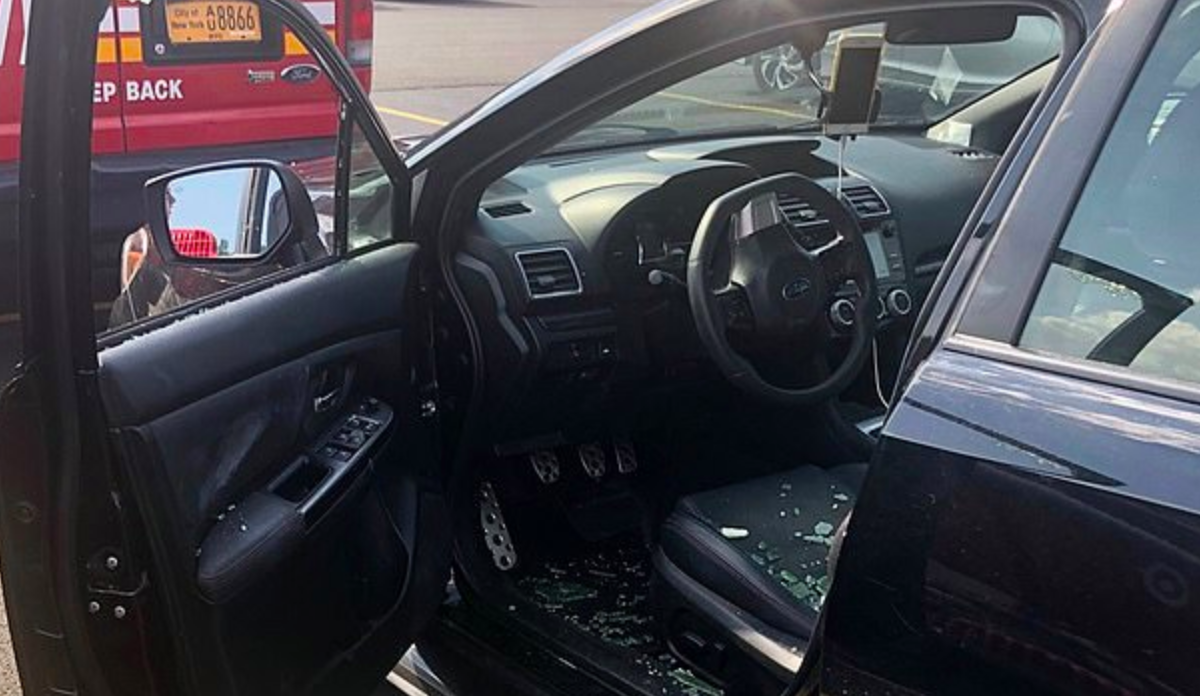 Bombero rescata a niño del interior de un coche en Queens