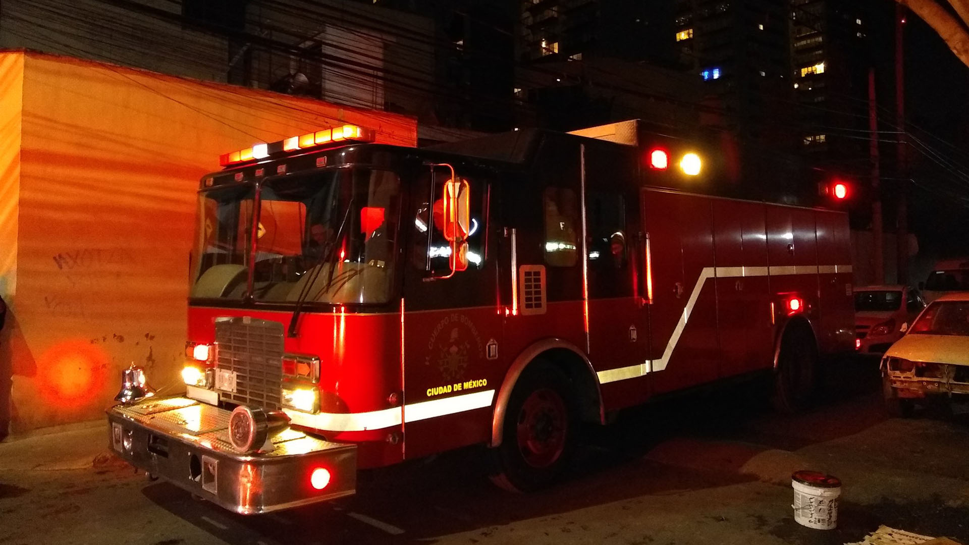 #Video Evacuan a vecinos de la colonia Xoco por fuga de gas - bomberos-de-la-cdmx-atendiendo-fuga-de-gas-en-la-colonia-xoco