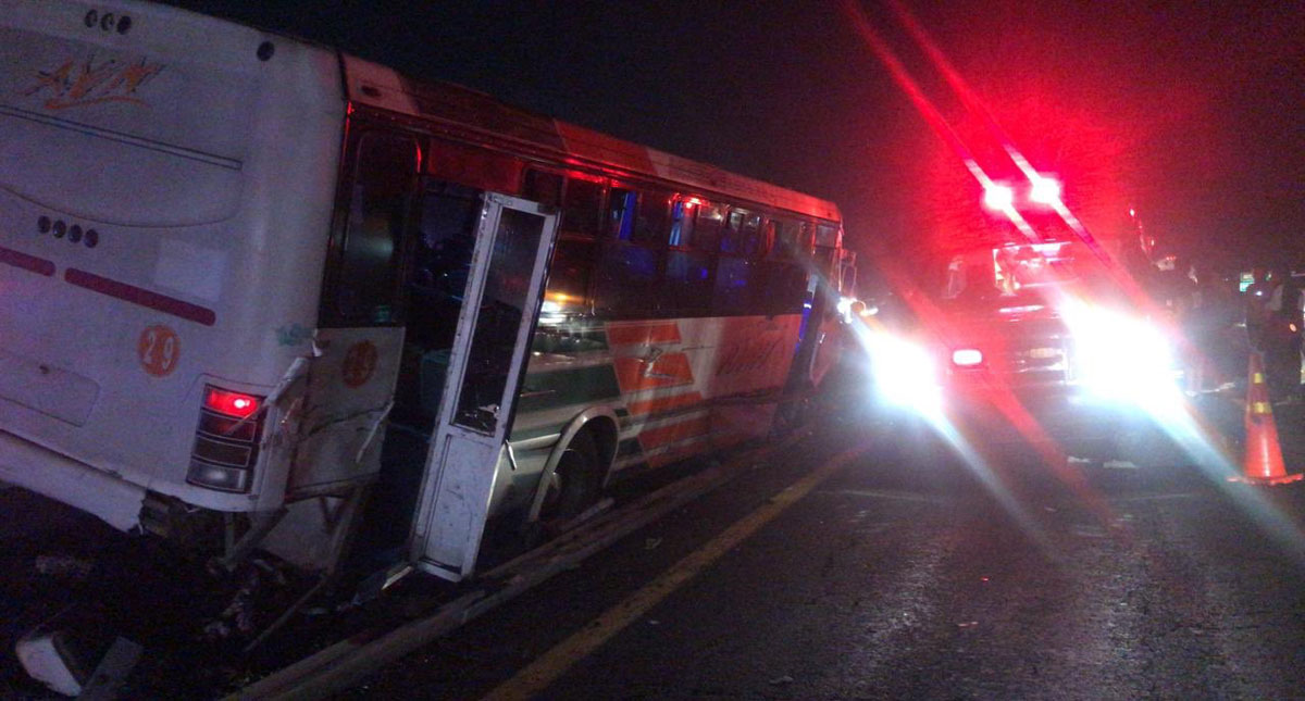 Accidente de camión deja 16 heridos en el Circuito Exterior Mexiquense - camion-accidentado-en-el-circuito-exterior-mexiquense