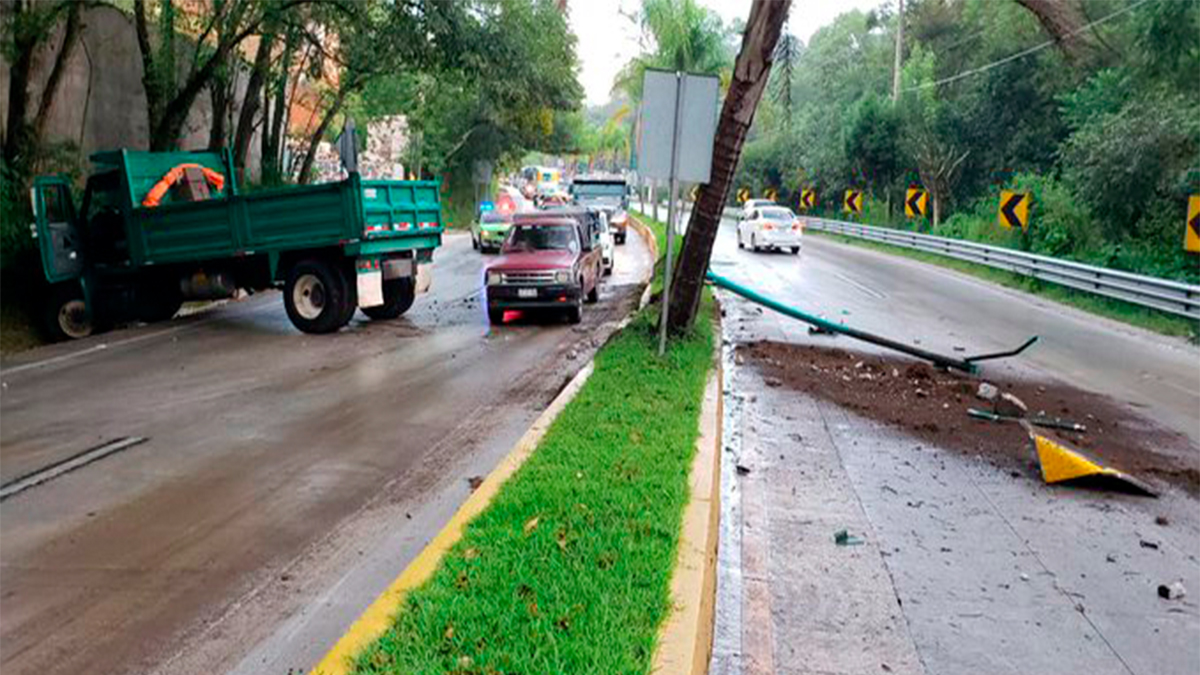 Camión choca y derriba poste de luz en la carretera Xalapa-Coatepec