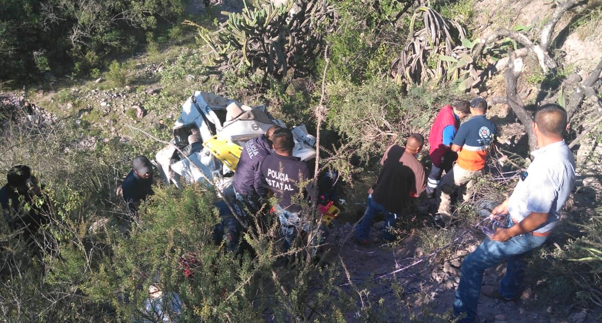 Camioneta cae a barranco en Zimapán, Hidalgo; entre seis y ocho muertos