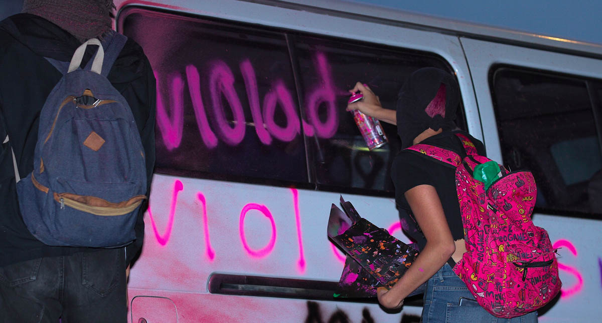 Queman vehículo de colectivo feminista que viajó desde Guerrero a la manifestación