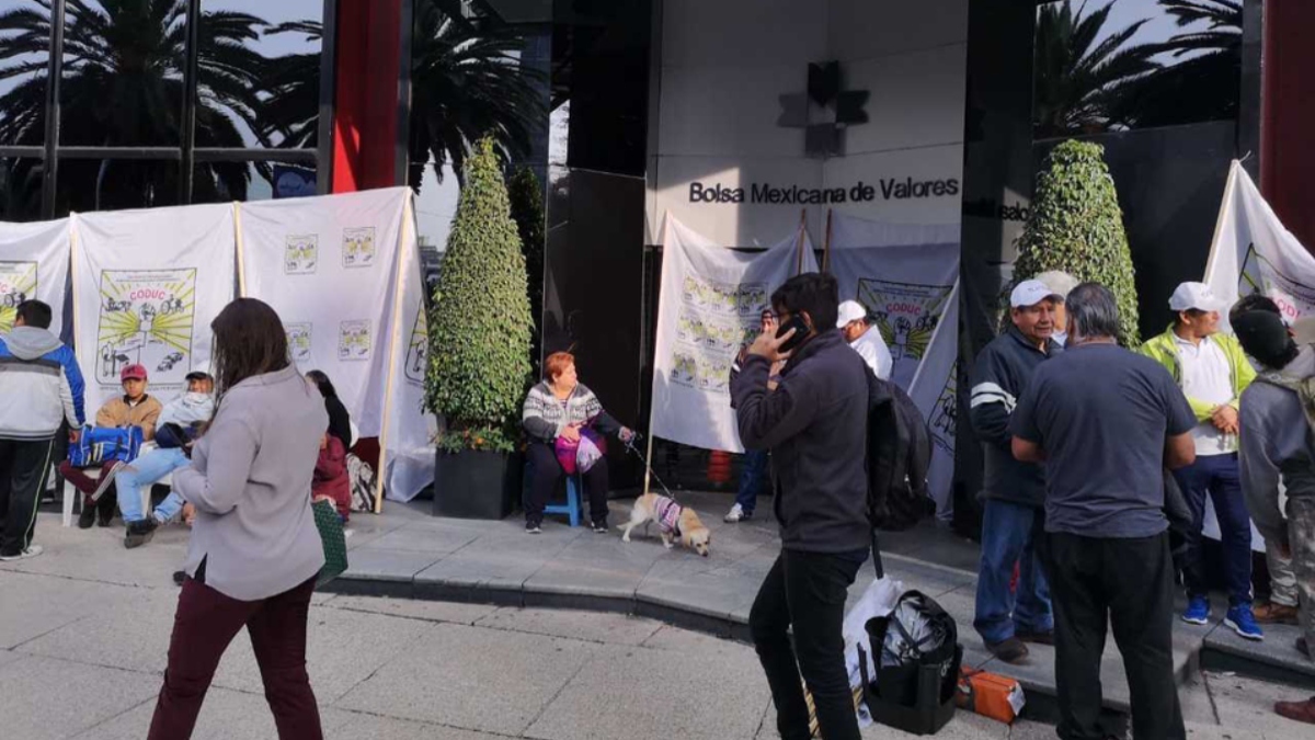 Campesinos bloquean acceso a la Bolsa Mexicana de Valores