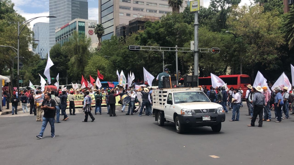 Campesinos marchan de Reforma al Zócalo