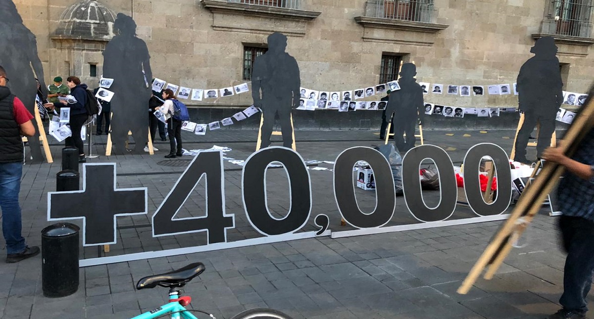 #Video Familiares de desaparecidos protestan frente a Palacio Nacional