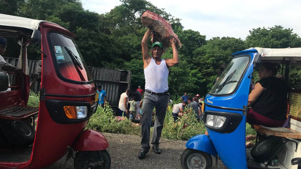 Pobladores rapiñan tráiler cargado de carne en el Istmo