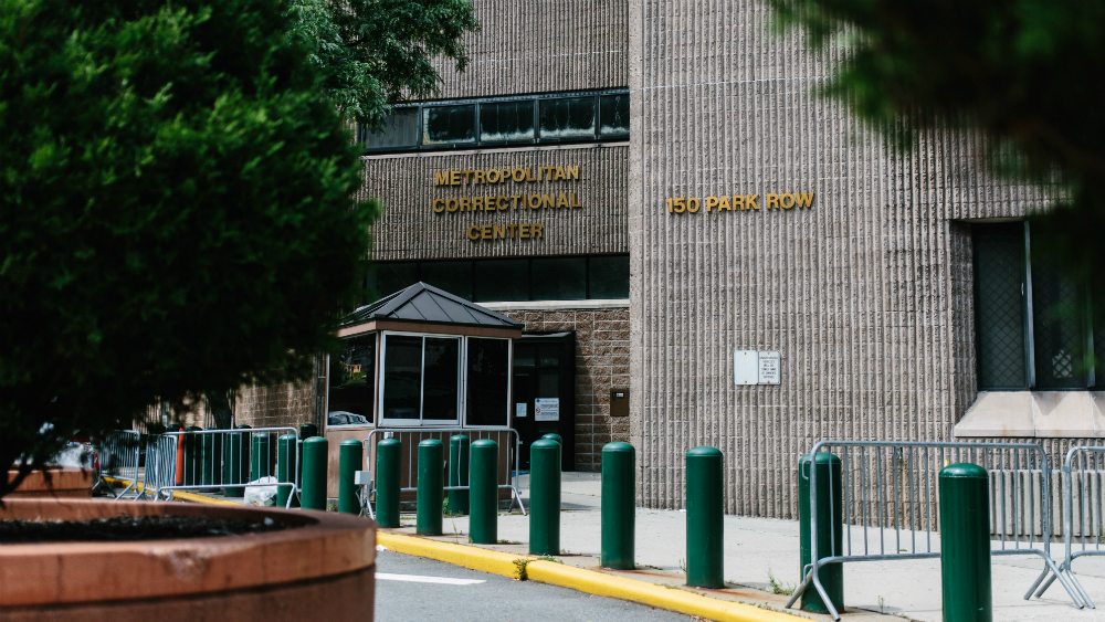 Tras muerte de Epstein, suspenden a dos guardias y reasignan a director de prisión