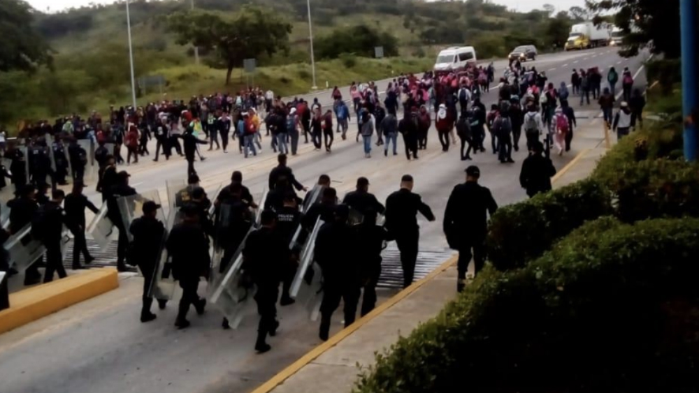 Desalojan a normalistas de caseta de cobro en Chiapas