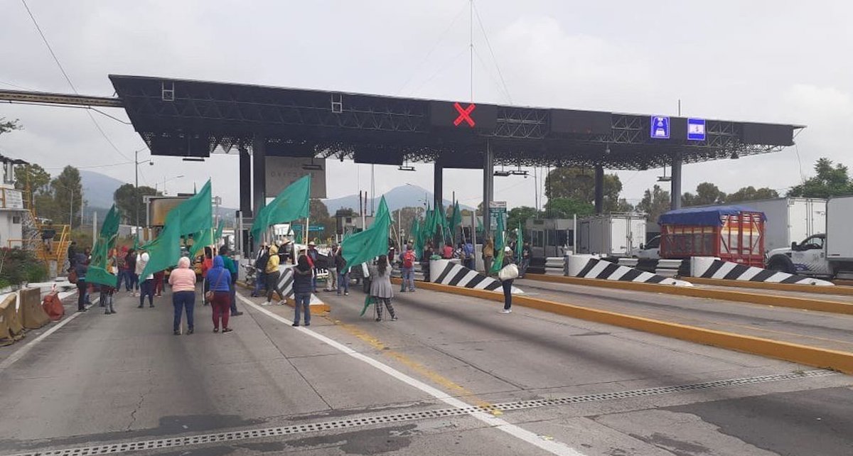 Campesinos se manifiestan en caseta de cobro de Chichimequillas, Querétaro
