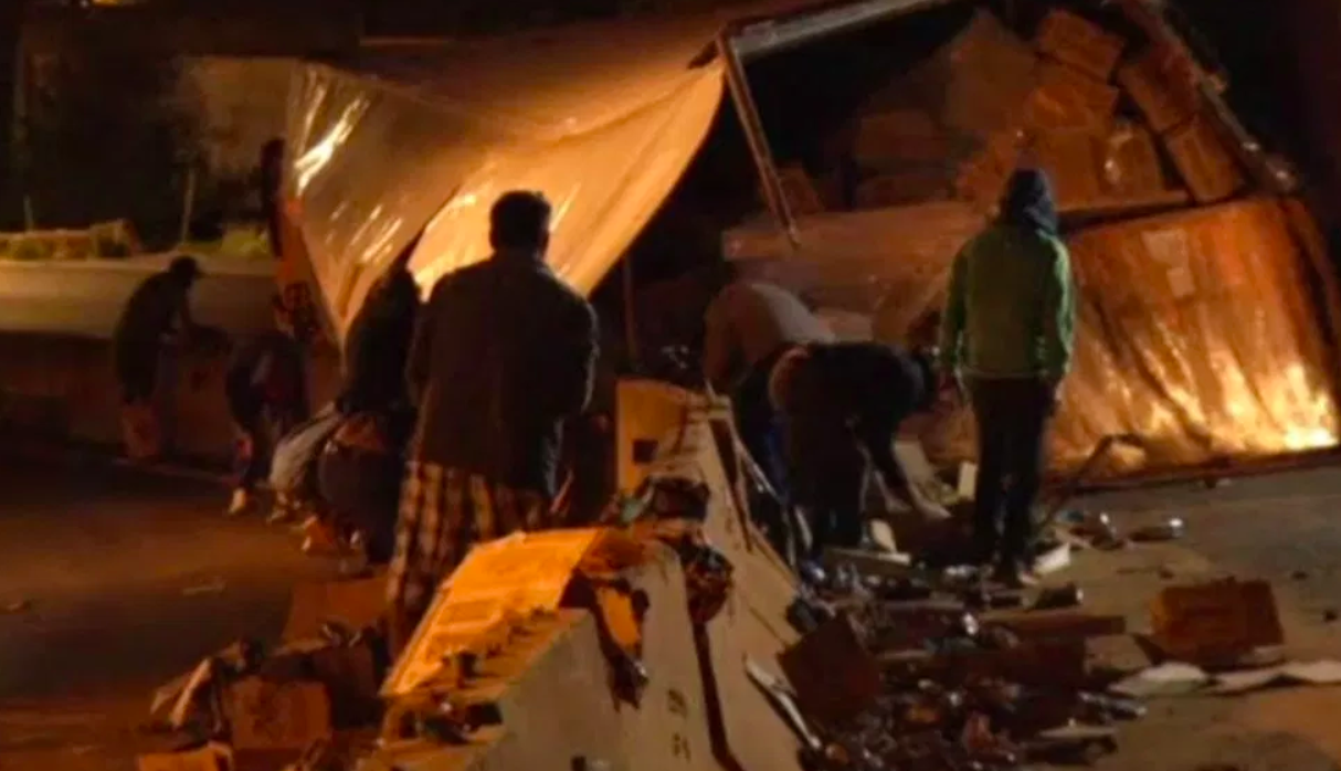 Evitan rapiña de tráiler cargado con chocolate que volcó en la México-Toluca - choclate