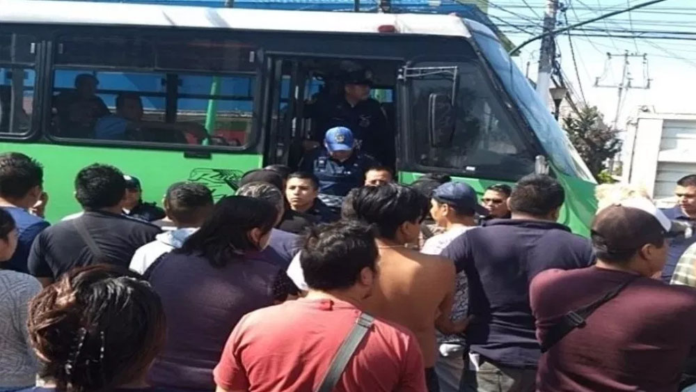 Intentan linchar a chofer tras atropellar a anciana en Iztapalapa Intentan linchar a chofer tras atropellar a anciana en Iztapalapa