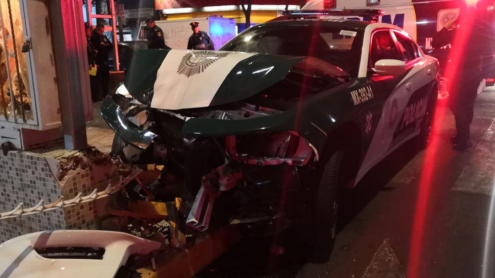 Policías capitalinos chocan patrulla nueva al perseguir delincuentes