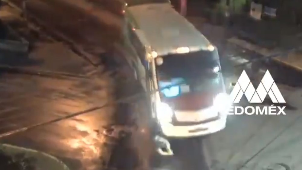 #Video Chofer de microbús atropella a ciclista y escapa